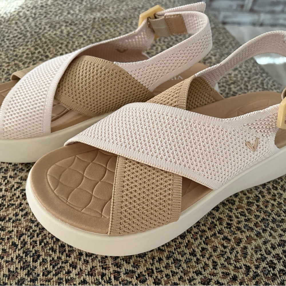 Vivaia Women's Cream and Tan Sandals